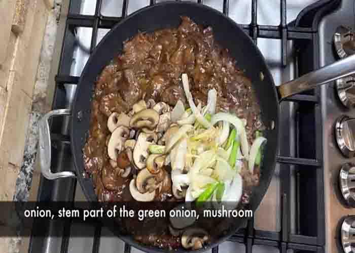 Stir frying the beef and mushroom