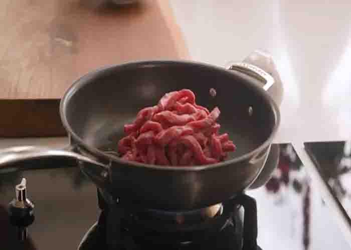 Stir-frying the steak for the philly cheesesteak pasta