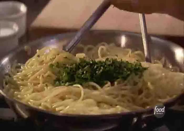 Cooking the aglio olio pasta