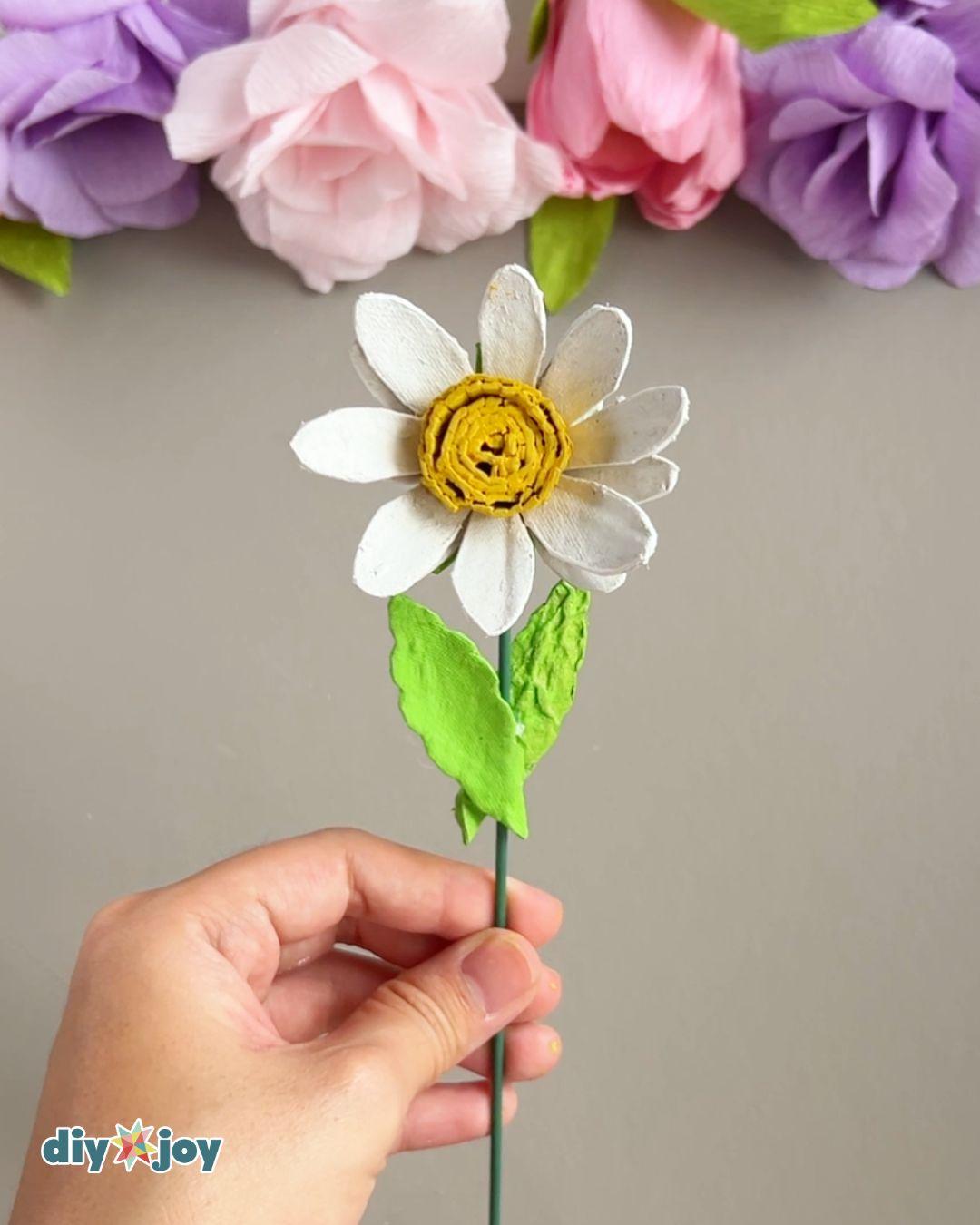 Egg Carton Daisy Flowers — diy daisies