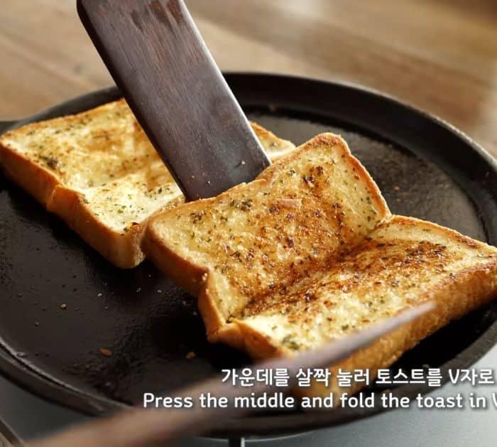 Fluffy Soft Eggs on Crispy Garlic Toast Ingredients