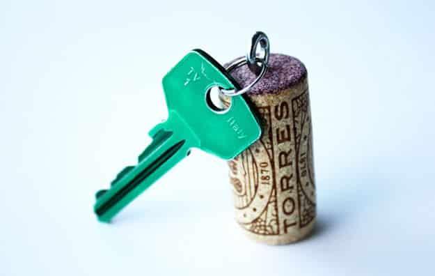 Easy Wine Cork Crafts for Teens to Make - DIY Wine Cork Keychain - DIY Projects & Crafts by Sueeye #crafts