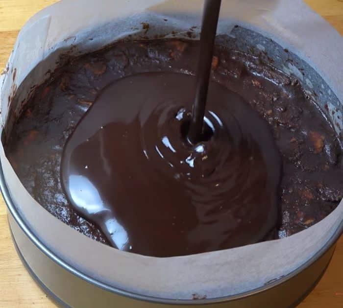 How to Make Chocolate Crunch Cake