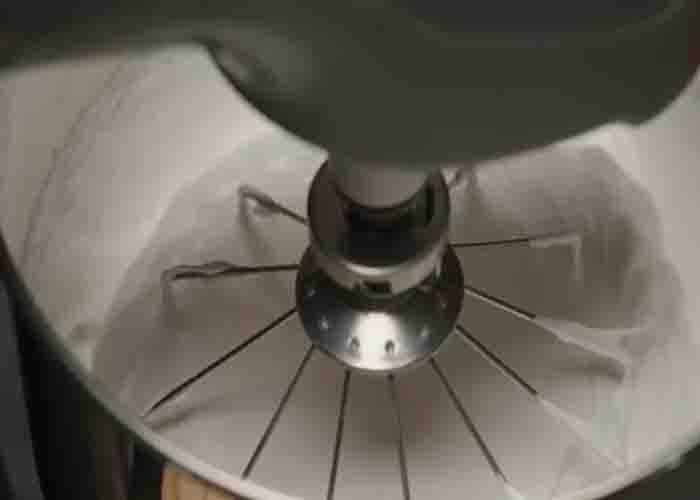 Mixing the meringue mixture
