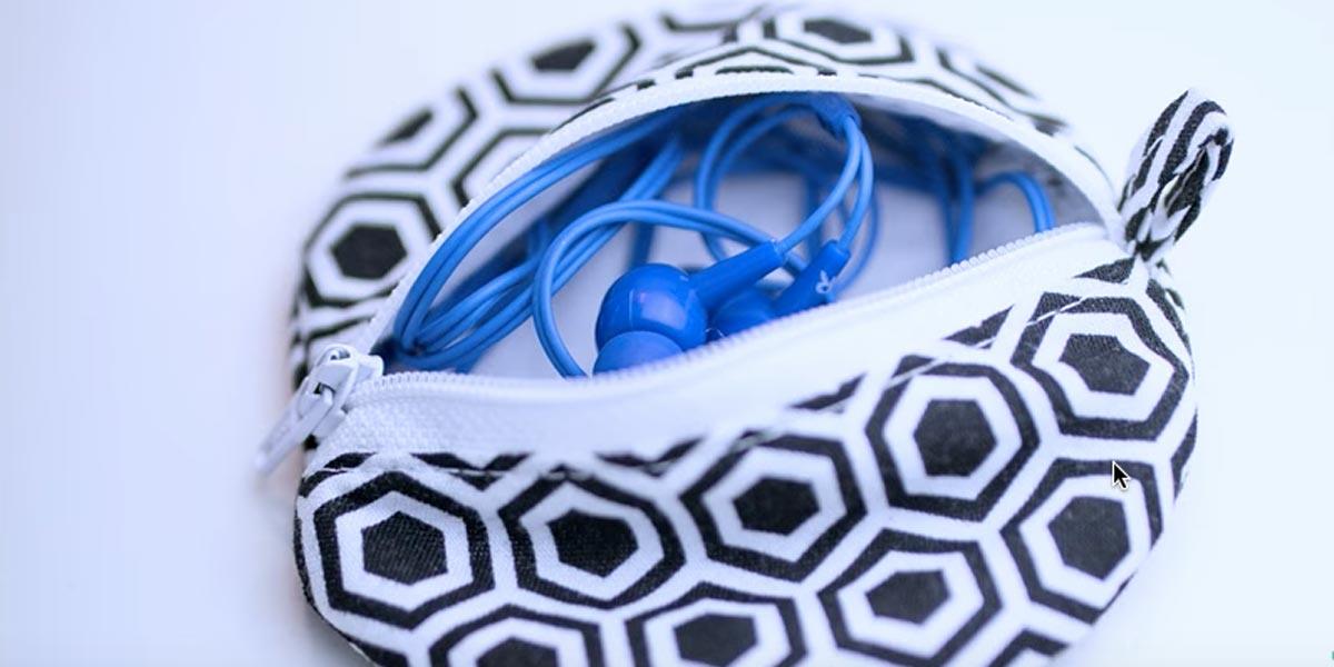 Watch How She Easily Makes This Clever Earphone Holder So Her Earphones Won’t Get Tangled Up Or Lost!