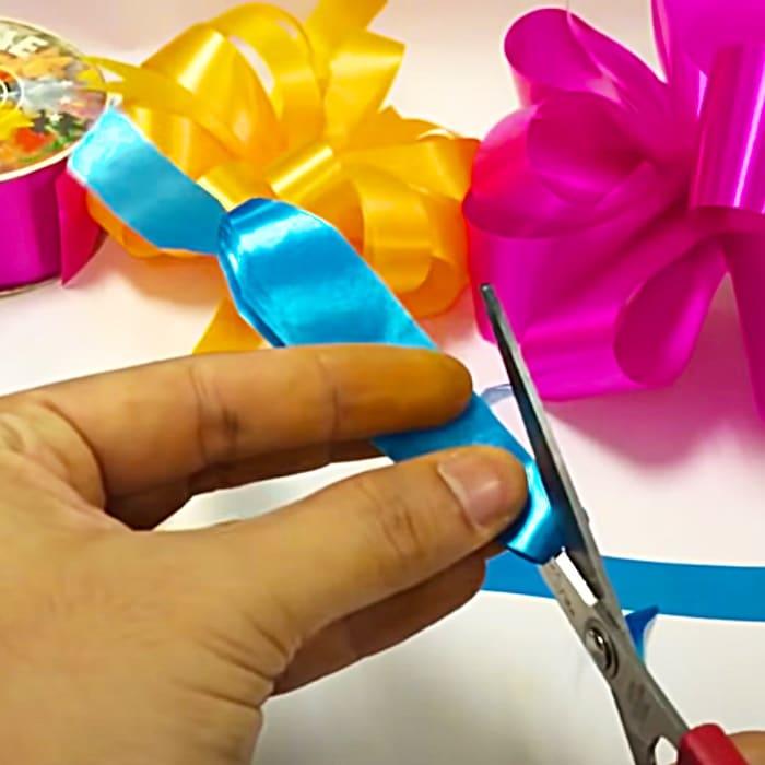 Easy Gift Bow Ideas - How To Make a Bow - Easy Bow Ideas