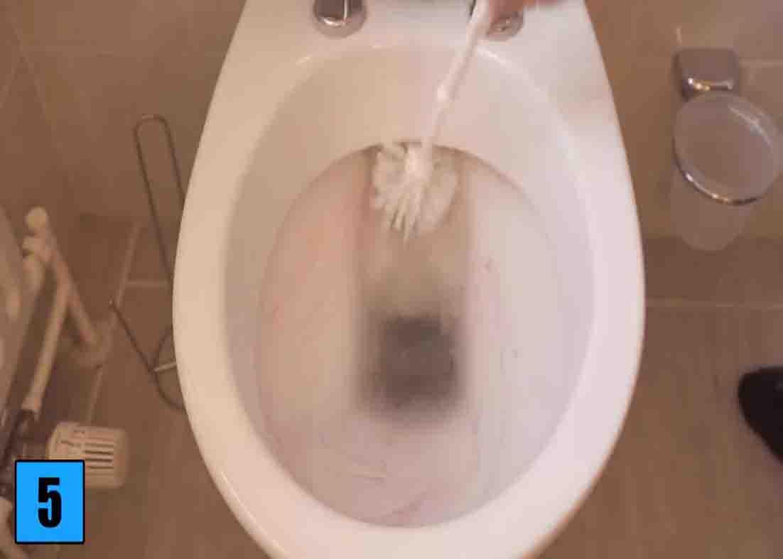 Cleaning the toilet with toothpaste