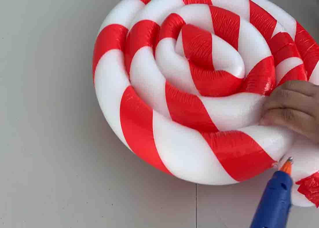 Rolling the pool noodle to shape it like a lollipop