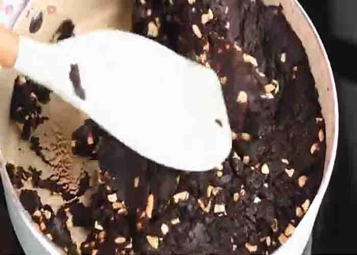 Cooking the brownie over the stove
