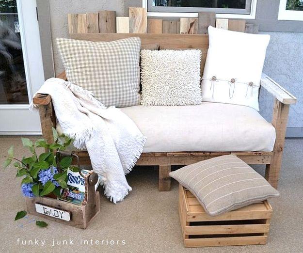 DIY Patio Furniture Ideas - Pallet Wood Sofa - Cheap Do It Yourself Porch and Easy Backyard Furniture, Rocking Chairs, Swings, Benches, Stools and Seating Tutorials - Dining Tables