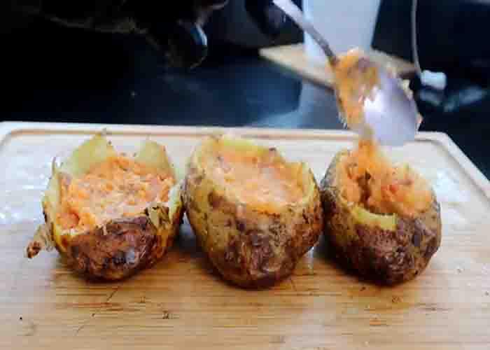 Stuffing the baked potato with pizza-stuffed potato filling