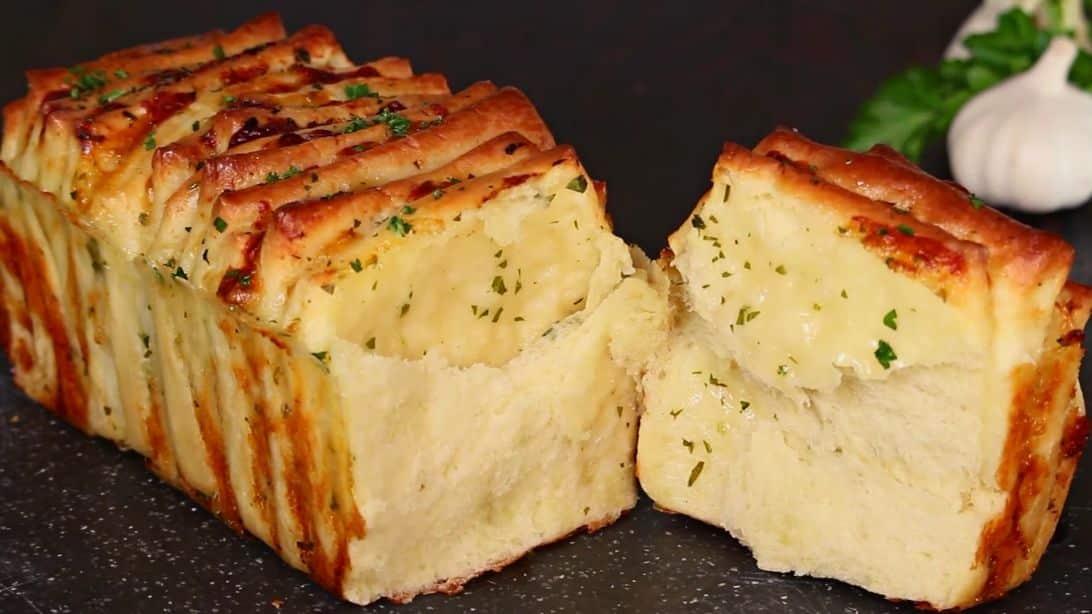 Easy To Make Pull-Apart Garlic Cheese Bread