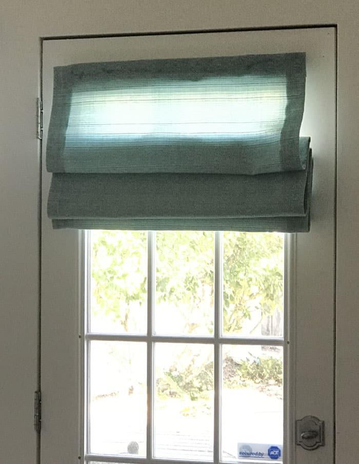 DIY Roman Shades for Door - No Sew Tutorial for How to Make A Roman Shade from A Mini Blind - Video Tutorial and Instructions for Homemade Window Shades With Custom Fabric DIY- Che