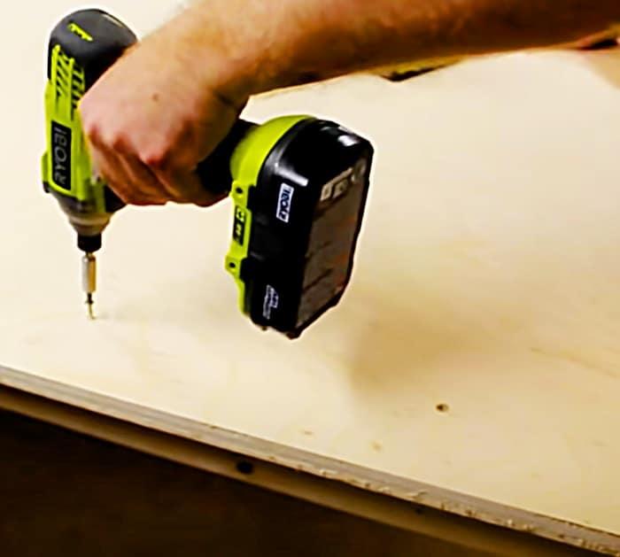 Make a workbench in one hour out of plywood