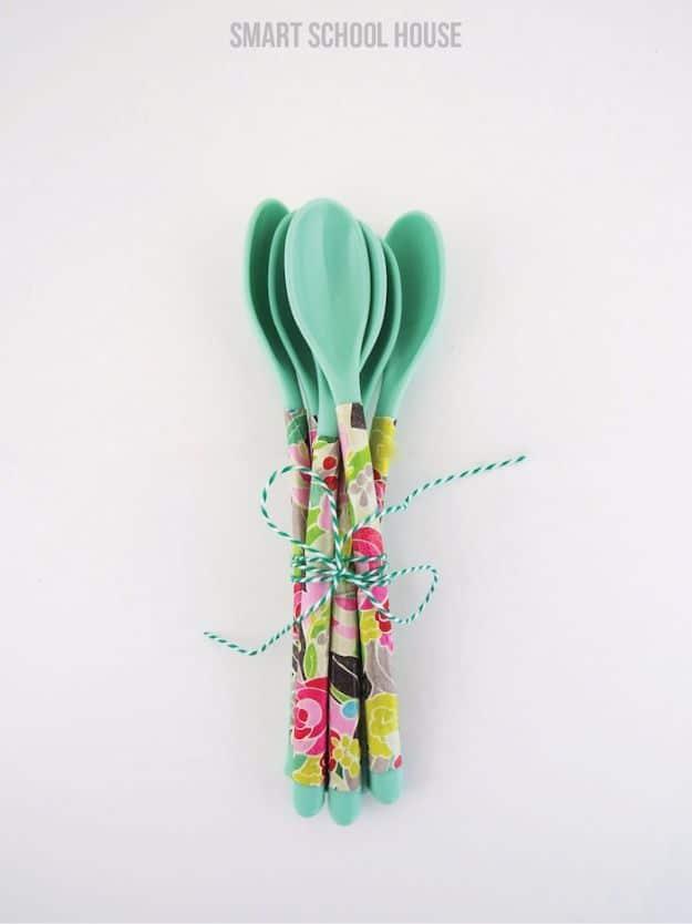 Last Minute Christmas Gifts - DIY Floral Spoons - Quick DIY Gift Ideas and Easy Christmas Presents To Make for Mom, Dad, Family and Friends - Dollar Store Crafts and Cheap Homemade