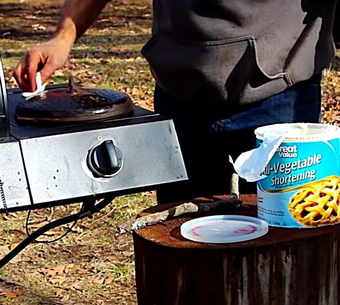 How to restore cast iron with vinegar and a hot oven