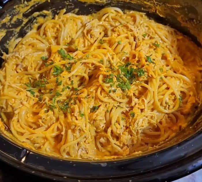 How To Make Crockpot Buffalo Chicken Spaghetti