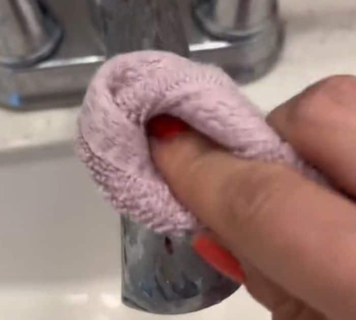 How to Remove Hard Water Stains From Faucet