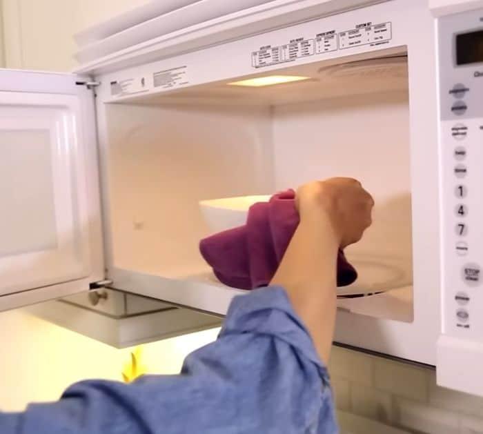 How to Clean the Microwave