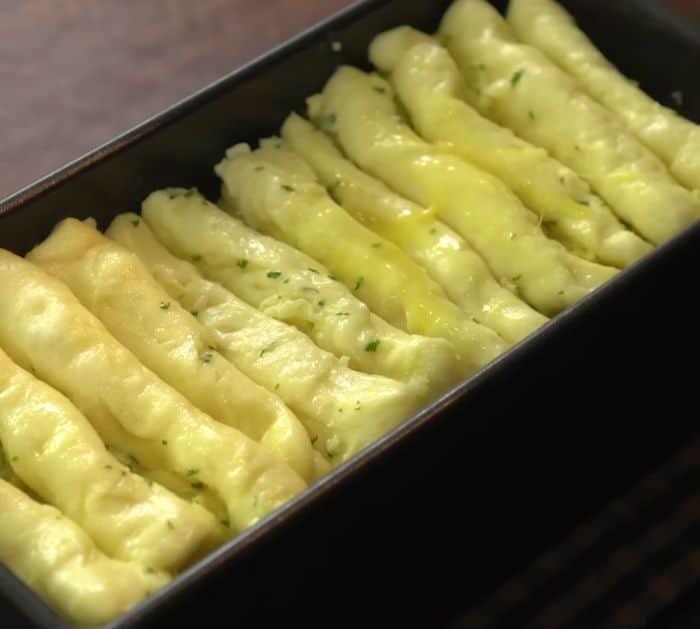How To Make Cream Cheese Garlic Bread