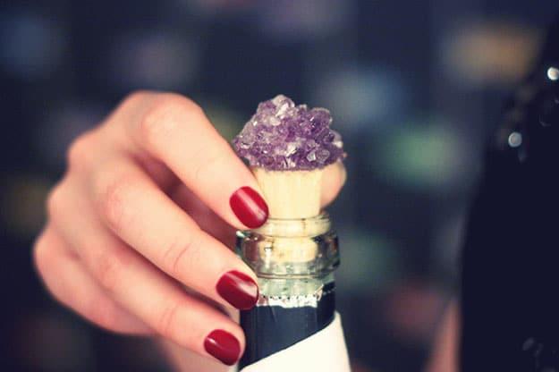 Easy Wine Cork Crafts for DIY Gifts - Wine Cork DIY Stopper - DIY Projects & Crafts by Sueeye #crafts