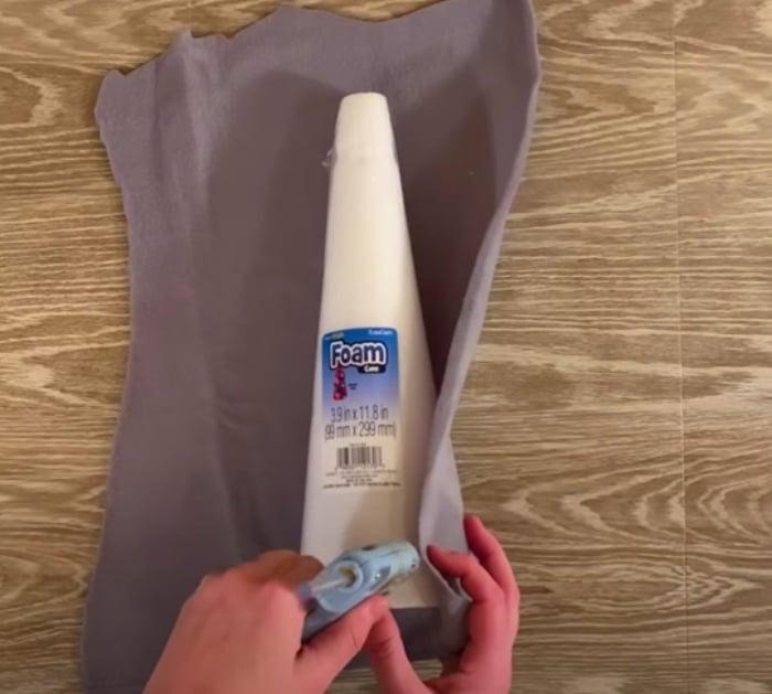 Make a gnome with long legs and a cone