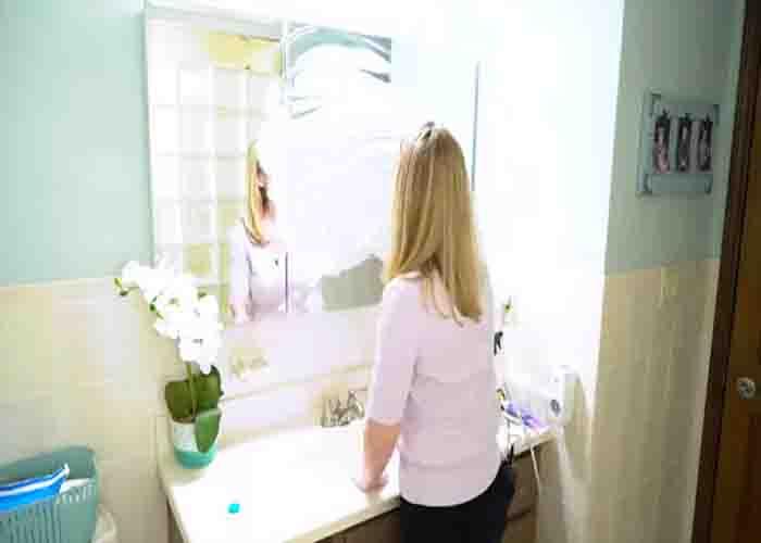 Making your mirrors in the bathroom streak-free with shaving cream