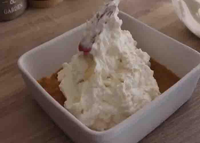 Assembling the pineapple dream dessert
