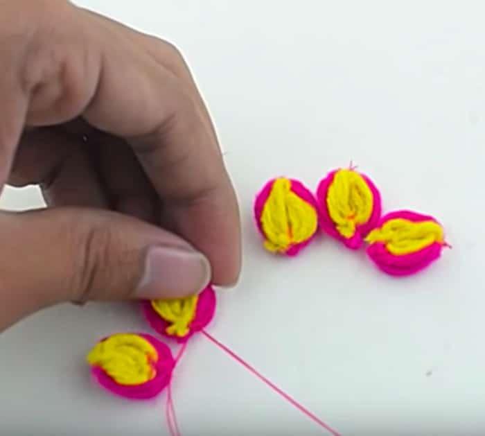 Make a yarn flower using a comb
