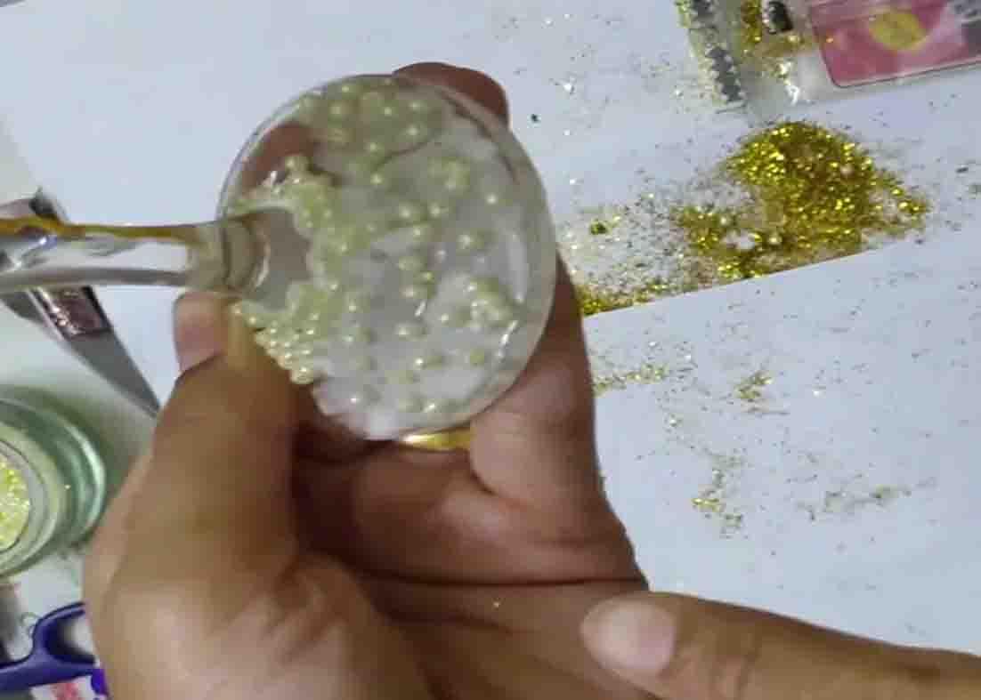 Putting some beads to the bottom of the wine glass