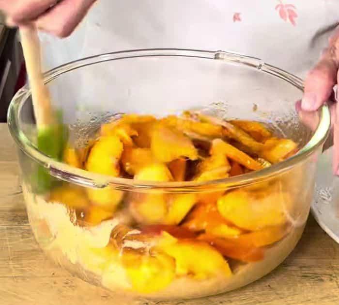 Easy Crumbly Peaches and Cream Cobbler Recipe