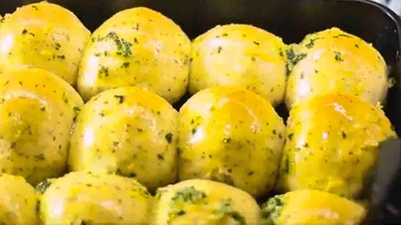 Easy Garlic Herb Dinner Rolls Recipe