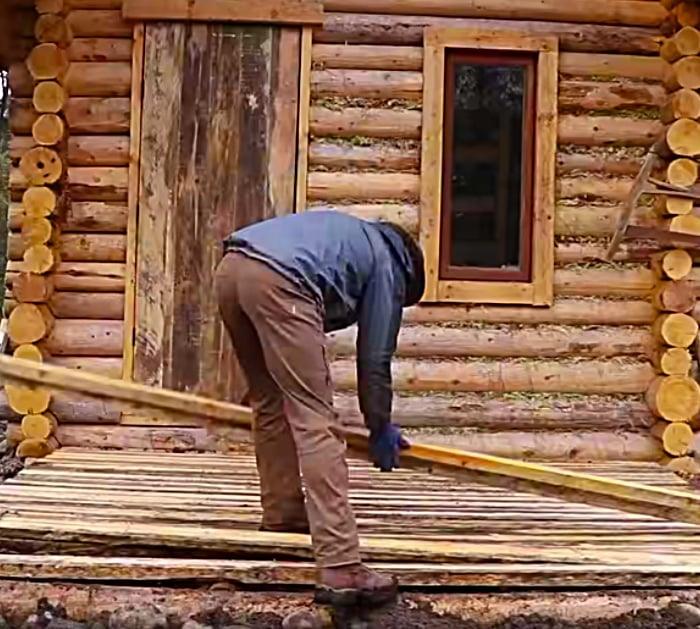 The building of an authentic log cabin using time lapse photography.