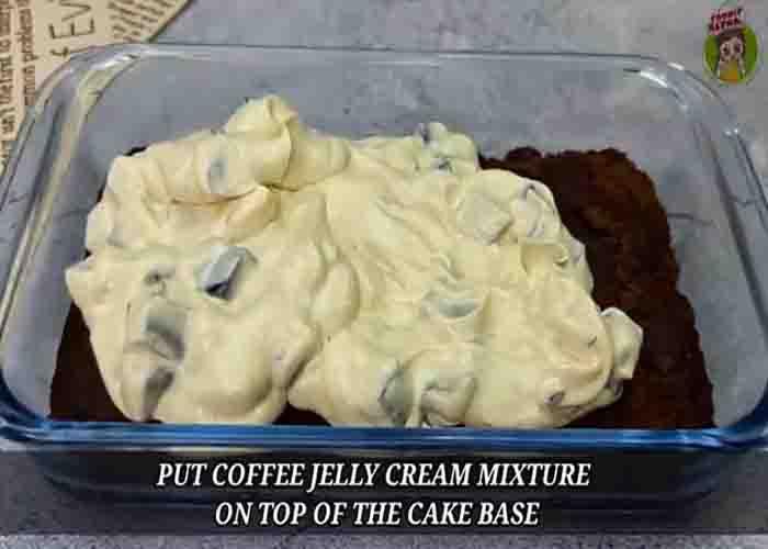 Assembling the coffee jelly cake