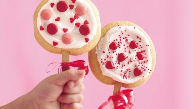 DIY Valentines Day Cookies - Valentine Cookie Pops - Easy Cookie Recipes and Recipe Ideas for Valentines Day - Cute DIY Decorated Cookies for Kids, Homemade Box Cookies and Bouquet