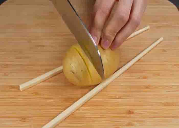 Making hasselback potatoes