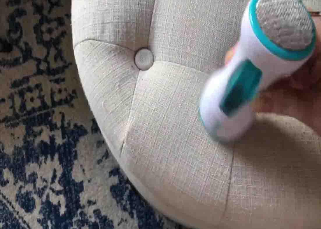 Trimming the pilling using a lint remover