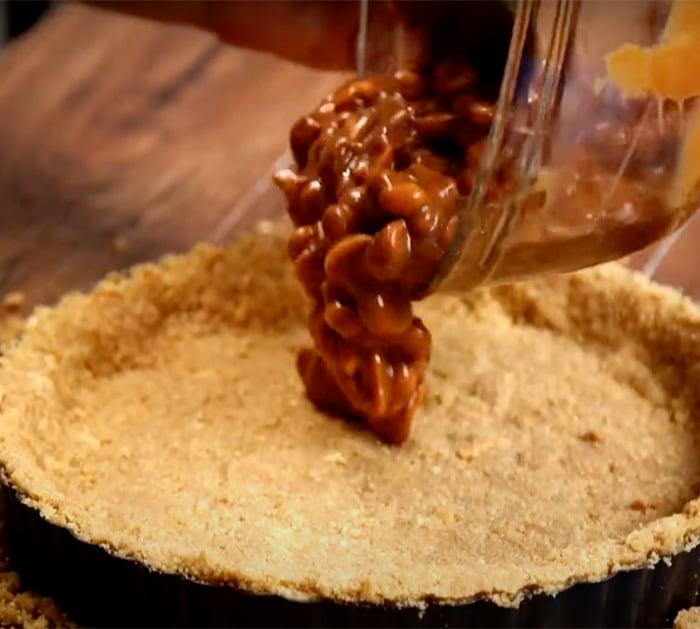 how to make no bake snickers pie