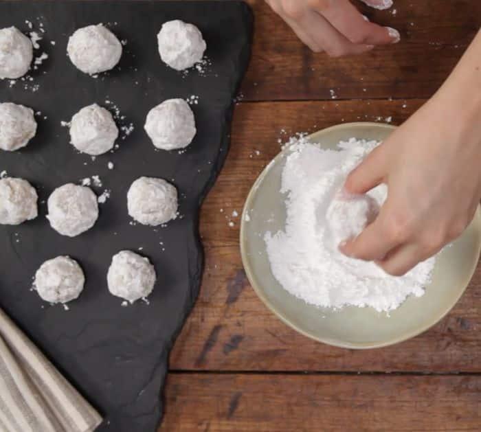 Coating almond cookies with powdered sugar