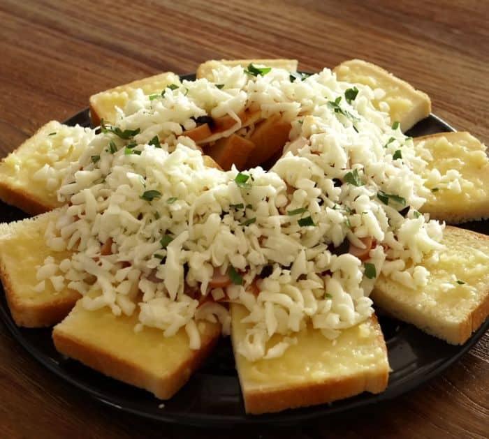 Easy To Make Cheesy & Crunchy Garlic Butter Bread Pizza