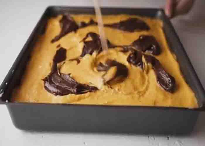 Swirling the top of the pumpkin cheesecake