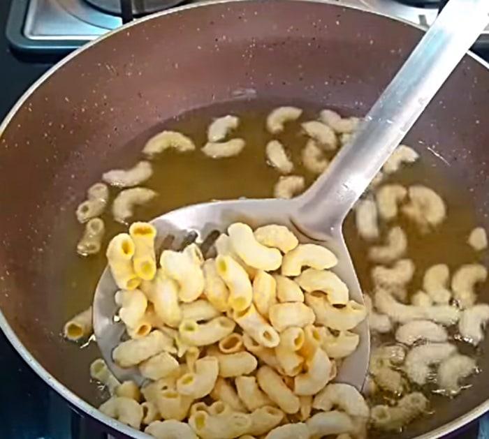 Make fried macaroni snacks for the family