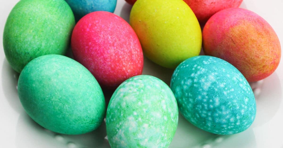 Easter egg decorating ideas - rice shake dyed easter eggs, easy egg dyeing tutorial