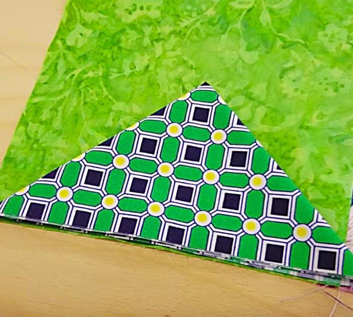 Learn to sew this DIY no pattern prairie point table runner.