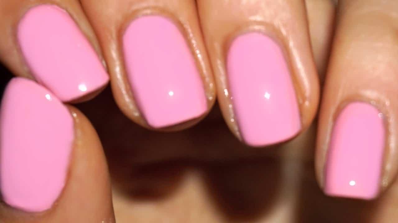 She Shows You How Paint Your Nails Like A Pro With A Few Clever Tips! (Watch!)