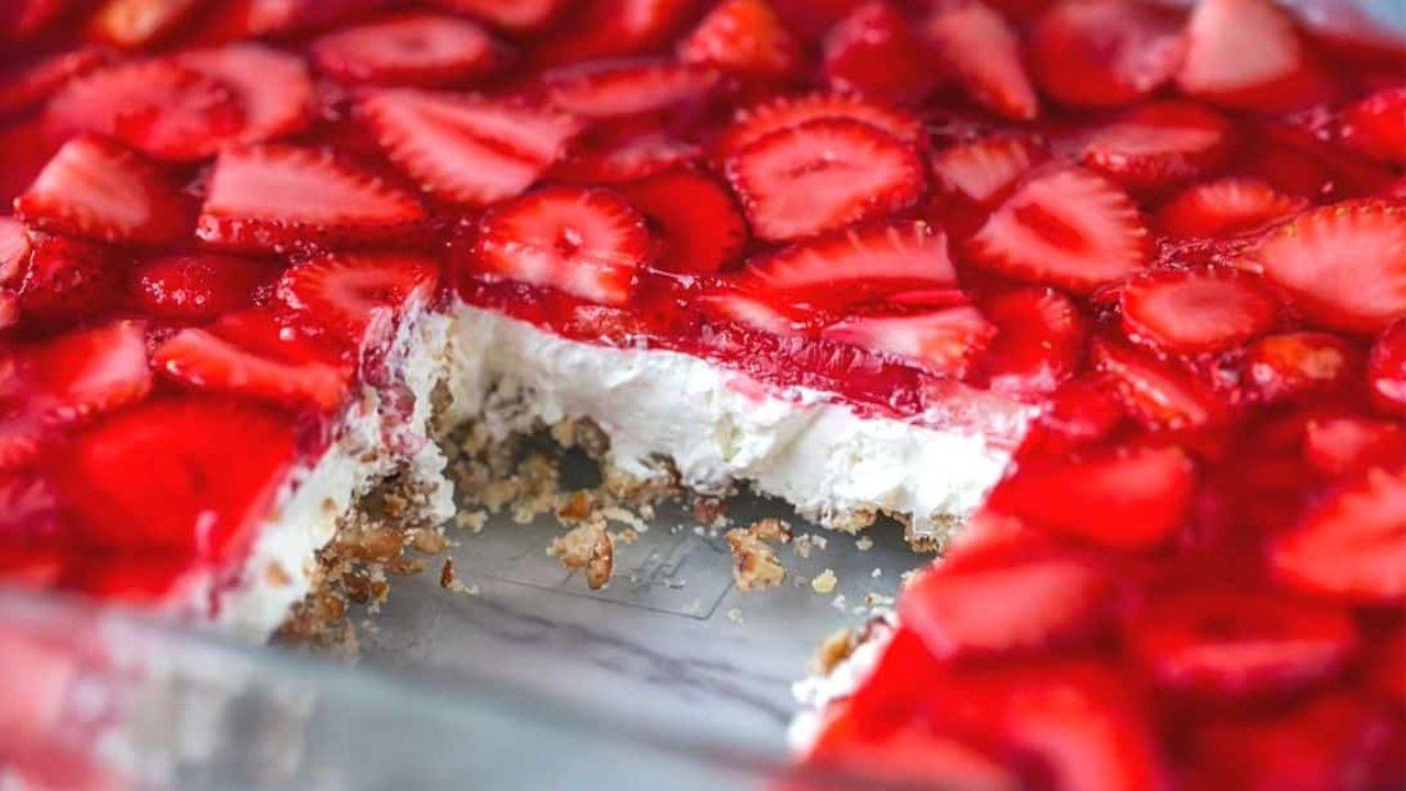 Easy Strawberry Pretzel Salad Recipe