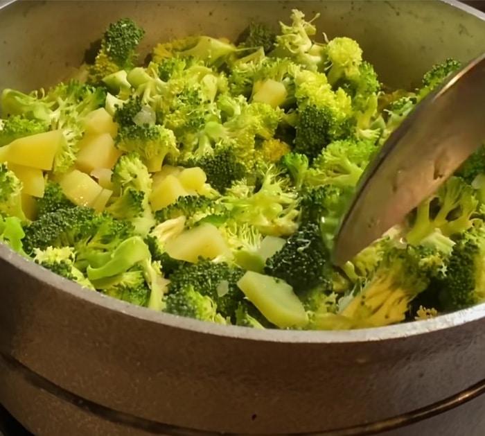 directions to make potato and broccoli cheese soup
