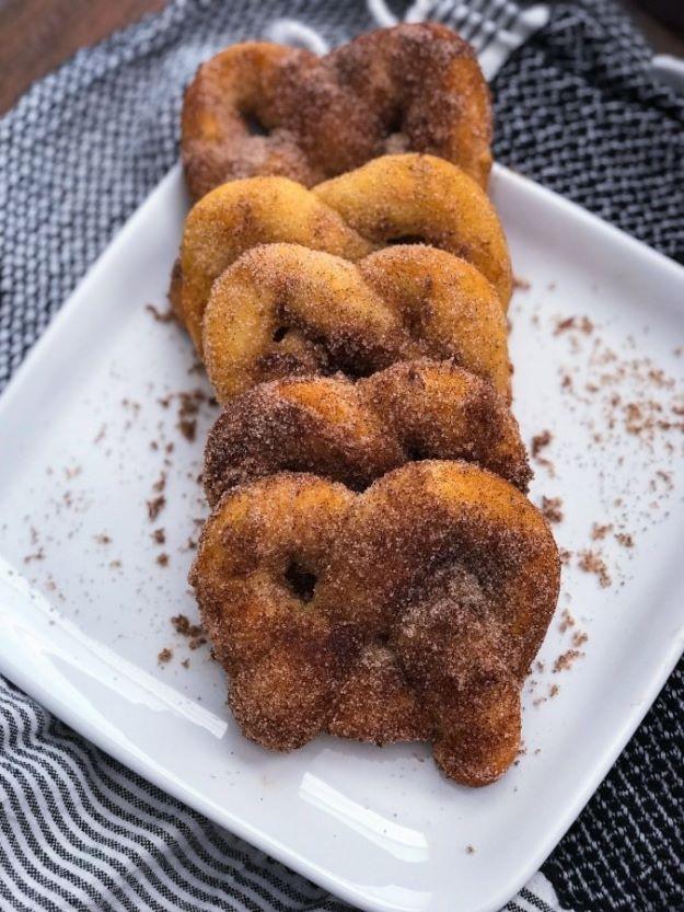 Keto Snacks - Keto Cinnamon Pretzels - Keto Snack Recipes and Easy Low Carb Foods for the Ketogenic Diet On the Go #keto #ketodiet #ketorecipes