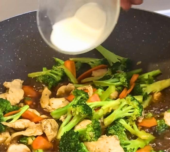 Super Quick Stir Fry Broccoli and Carrot With Chicken Ingredients