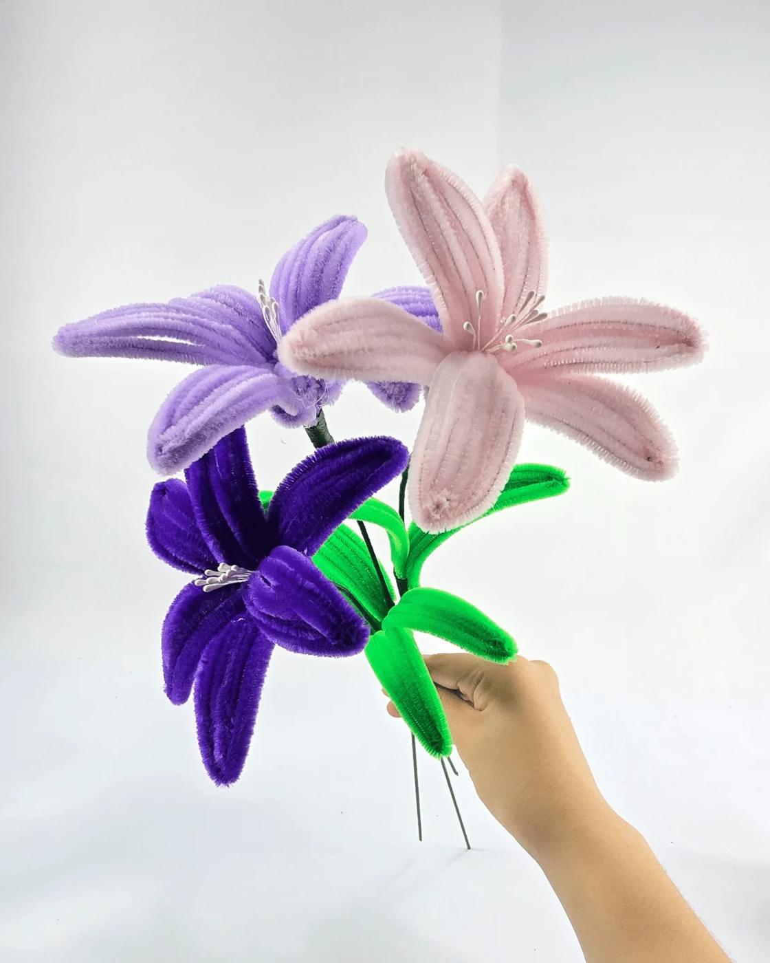 How to make lilies out of pipe cleaner, close up of the finished petal curve and the twisted green stem